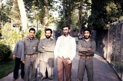 تصویری کمتردیده شده رهبری با لباس شخصی