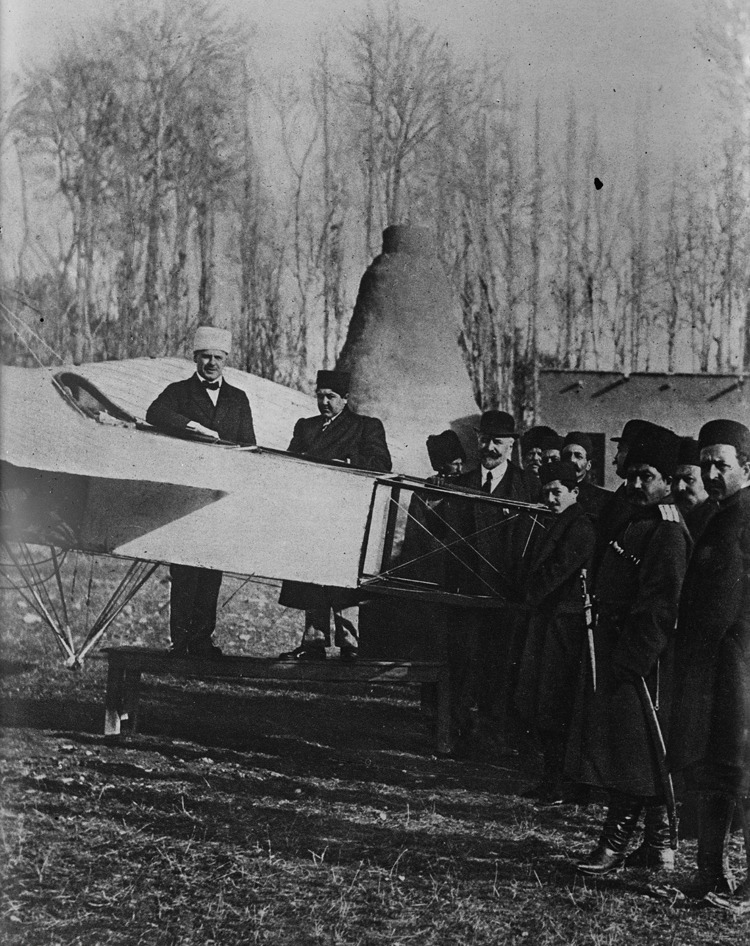 عکس/احمدشاه و اولین هواپیما در ایران