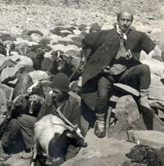 نیما یوشیج شاعر پرآوازه