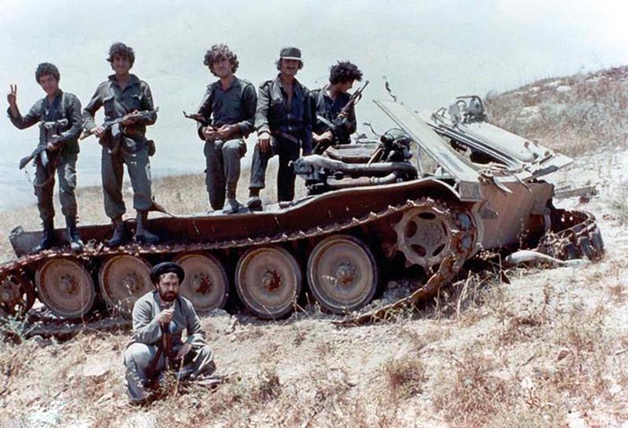 تصویری متفاوت از سید احمد خمینی