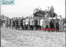 عکس یادگاری سربازان قزاق با هواپیما