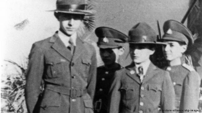 محمدرضا پهلوی (نفر جلو سمت راست) در لباس پیشاهنگی. تاریخ ۱۹۳۷.