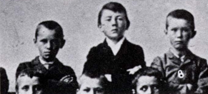 آدولف هیتلر در سال 1900 در دوره مدرسه ابتدایی.