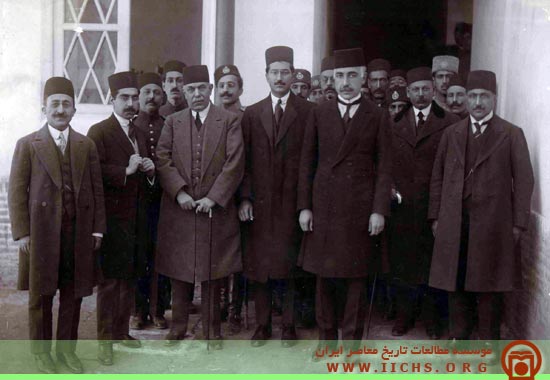 حسن وثوق‌الدوله رئیس‌الوزرا و وزیر داخله به همراه اعضای کابینه خود