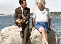 آلبرت اینشتین در کنار ساحل در تابستان ۱۹۳۹