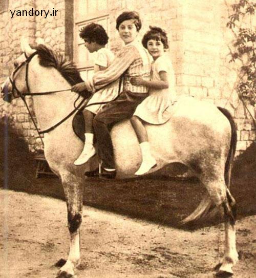 فوزیه(کودک سمت راست) و برادر و خواهرش بر روی اسب