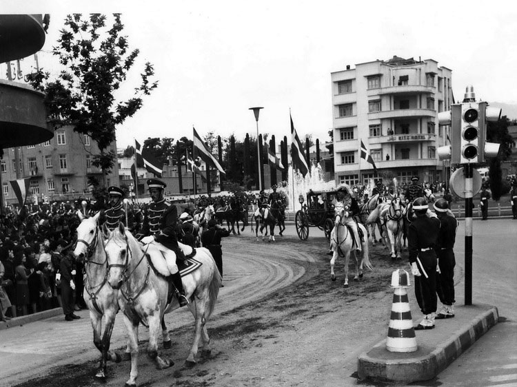 کالسکه شاه و مهمان خارجی اش/عکس