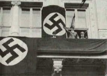 هیتلر در بالکن هتل کوبورگ/ عکس