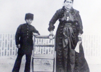 انیس الدوله در کنار ملیجک/عکس