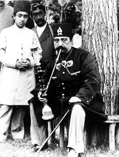 ناصرالدین شاه در حال کشیدن قلیان/عکس
