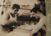 ‎پهلوان ‎تختی درحال بازی شطرنج/عکس