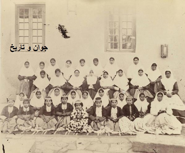 تیپ دختران دانش آموز قاجاری/عکس