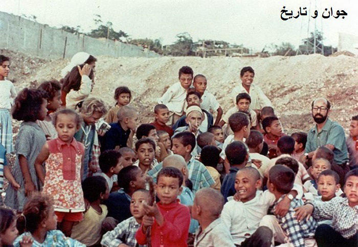 چمران در کنار کودکان لبنانی/عکس
