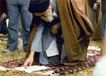 اولین نماز امام خمینی در نوفل لوشاتو/عکس