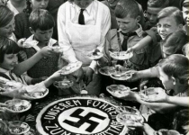بچه‎ها تولد هیتلر را جشن می‎گیرند/عکس