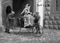 اولین خانمی که سوار بنز شد/عکس