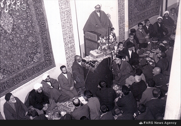 آیت‌الله مطهری بر منبر حسینی/عکس