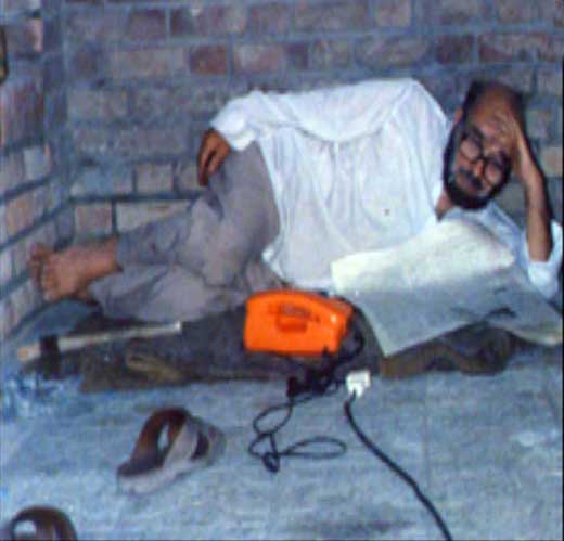 عکس/روزنامه خواندن به سبک علامه جعفری
