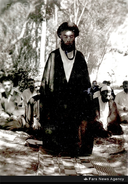 شهید آیت الله دستغیب در حال اقامه نماز/عکس