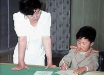 رهبر کره شمالی با معلمش/عکس