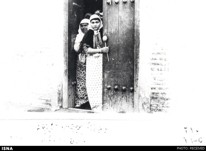 زن قاجاری با ملاقه‌ای در دست/عکس