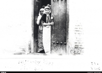 زن قاجاری با ملاقه‌ای در دست/عکس