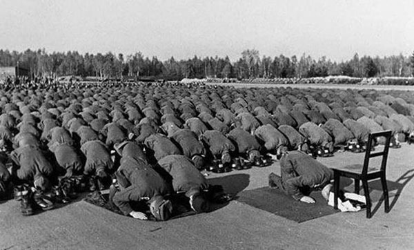 عکس/لشکر آلمان درحال اقامه نماز!