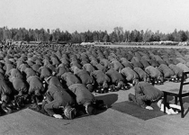 عکس/لشکر آلمان درحال اقامه نماز!