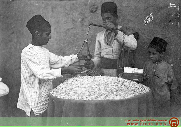 عکس/ آجیل فروش دوره گرد