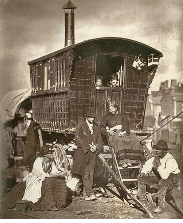 نمایی از کولی های شهر لندن سال ۱۸۷۷ میلادی