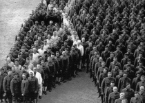 ادای احترام سربازان جنگ جهانی اول به اسب‌ها
