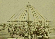 عکس/چرخ فلکی قدیمی و چوبین در زمان قاجار