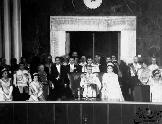 سخنرانی پهلوی دوم در مجلس فرمایشی/عکس