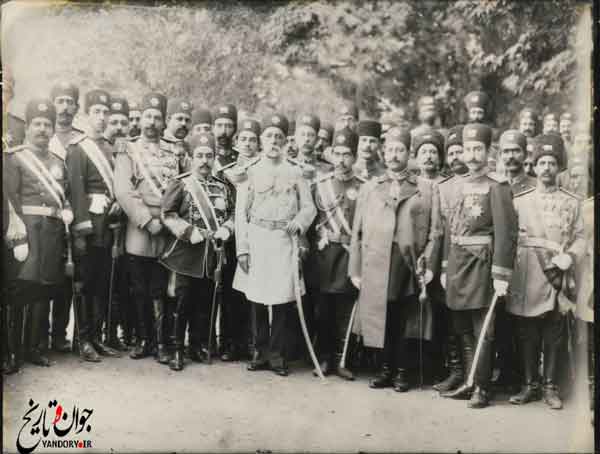 جمعی از کارکنان و درباریان دارالحکومه تبریز در دوره مظفرالدین میرزا