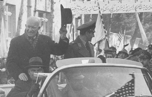 محمدرضا پهلوی به اتفاق دوایت آیزنهاور رئیس جمهور آمریکا در میان استقبال مردم تهران