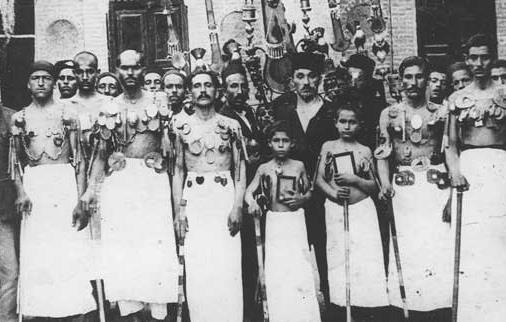 دسته قفل زنهای تهران در روز تاسوعا در مقابل تکیه قورخانه