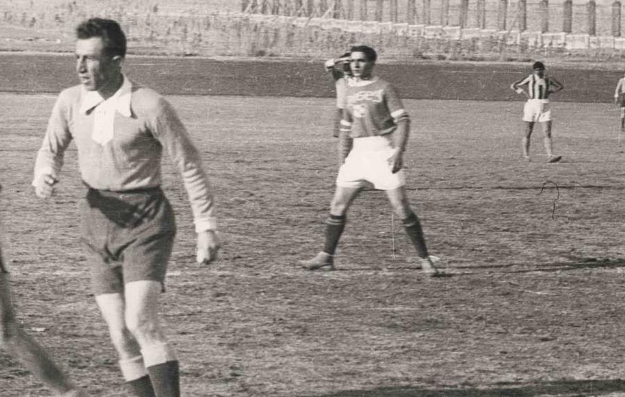 تصویری از محمدرضا پهلوی در حال فوتبال بازی کردن