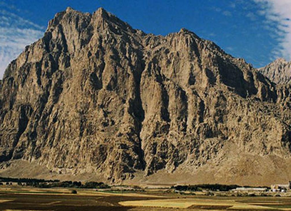 نمائی از کوه بیستون کرمانشاه در عهد سلطنت محمدشاه قاجار