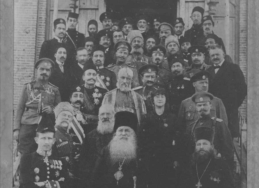 اسقف اعظم ارامنه آذربایجان به همراه افسران روسی
