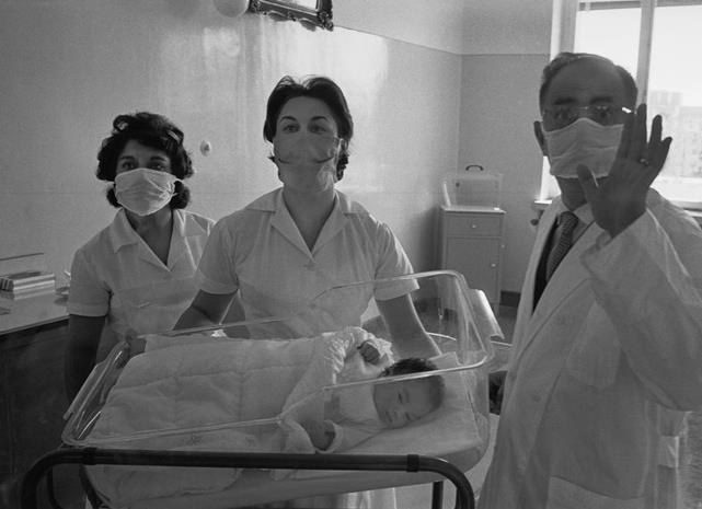 محمدرضا پهلوی در روز به دنیا آمدن پسرش