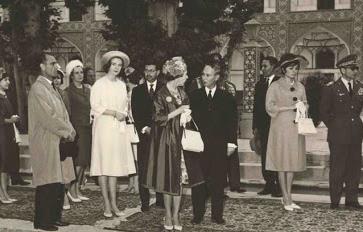 الیزابت دوم ملکه انگلستان به اتفاق محمد رضا و فرح پهلوی در اصفهان