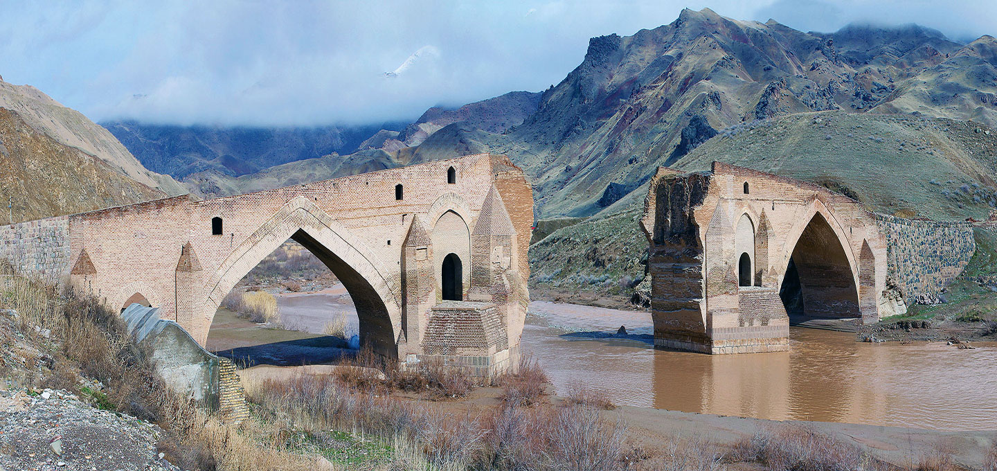 تصویری از پل غافلان کوه تبریز در دوره قاجاریه