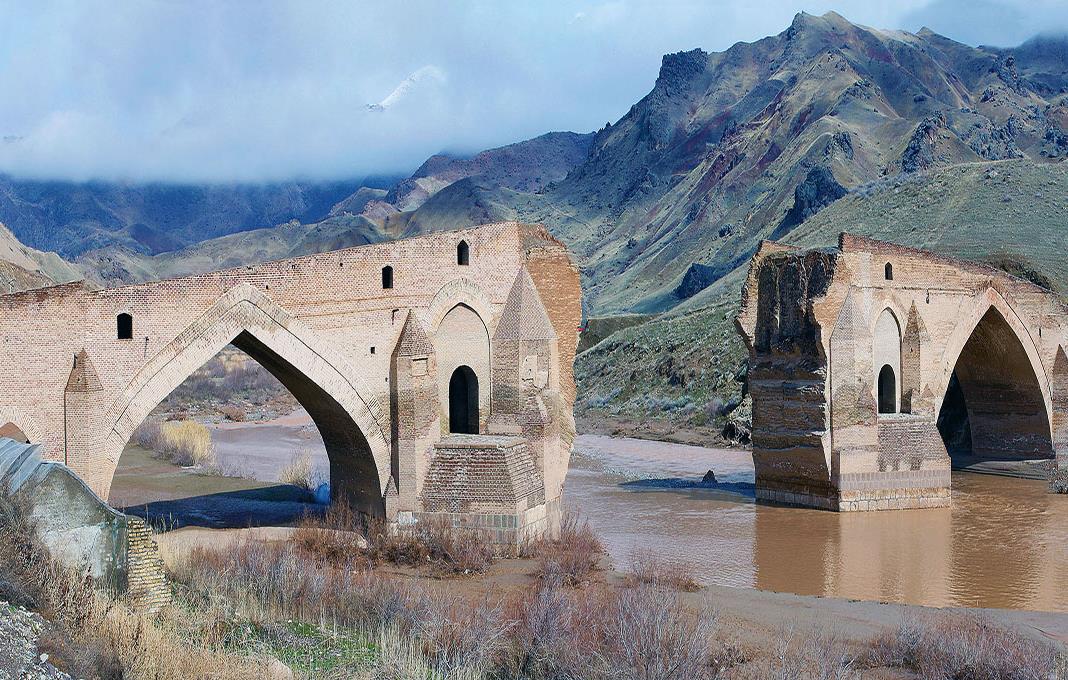 تصویری از پل غافلان کوه تبریز در دوره قاجاریه