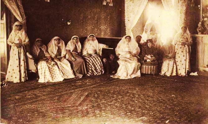 زنان حرمسراي مظفرالدين شاه در مراسم جشن تولد ناصرالدين ميرزا ناصري 