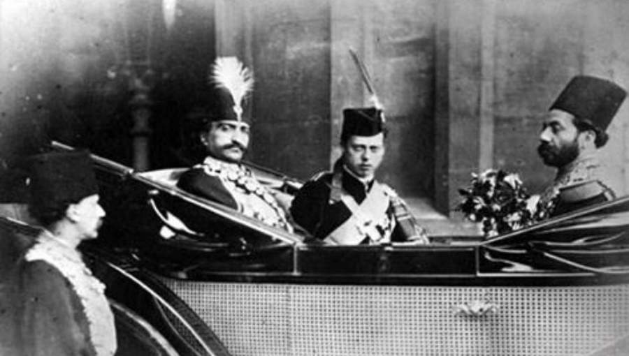 ناصرالدین شاه در کنار شاهزاده لئوپولد سوار بر کالسکه