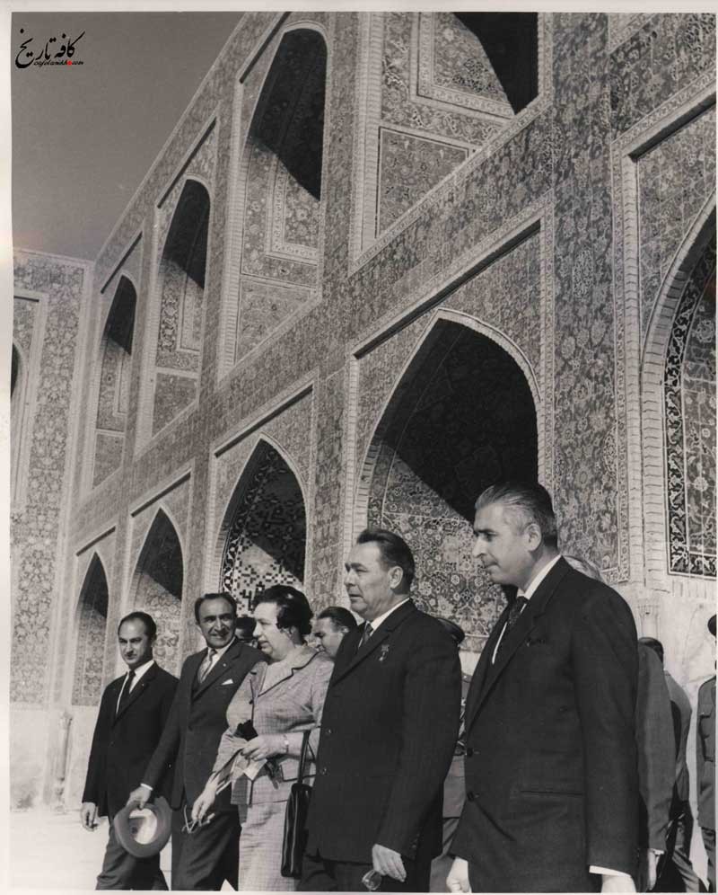 در این تصویر لئونيد برژنف  (رئيس  جمهور شوروي ) و همسرش  به  هنگام  بازديد از مسجد امام  خميني  (شاه) اصفهان مشاهده می شود