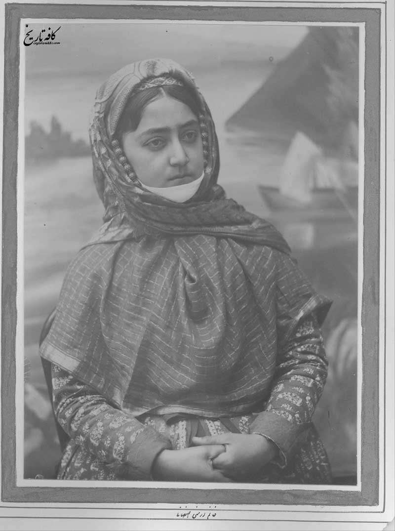 يكي از زنان ارامنه اصفهان با لباس محلي ، در دوره مظفري