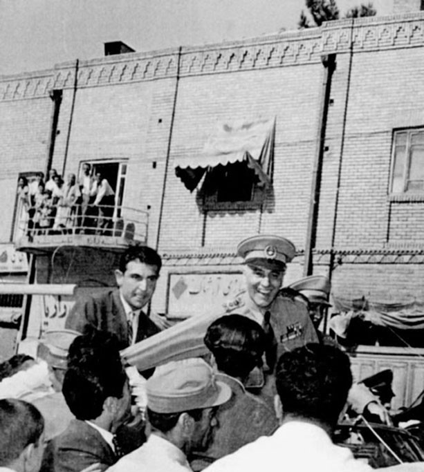گشت زنی فضل الله زاهدی وفرزندش اردشیر در خیابانها پس از احراز موفقیت کودتا