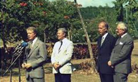 از راست: جمیز کالاهان نخست وزیر انگلیس، ژیسکار دستن رئیس جمهور فرانسه، جیمی کارتر رئیس جمهور آمریکا، هلموت اشمیت نخست وزیر آلمان