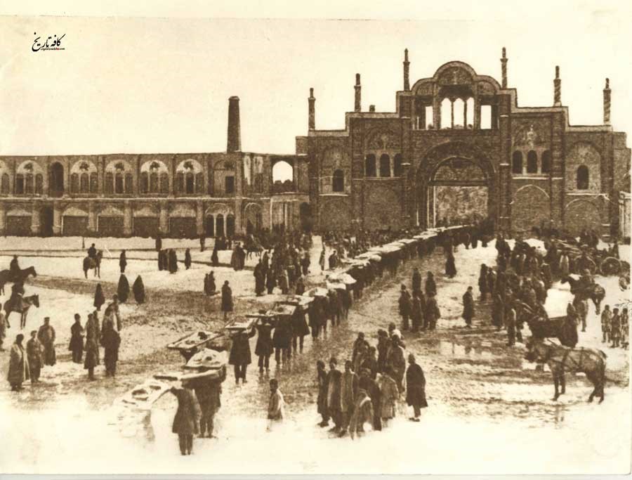 حاملين  هدايا و پيشكشهاي  عروسي  غلام علي  عزيزالسلطان  (مليجك ) به  هنگام  ورود به  ميدان  توپخانه  و دروازه  دولت